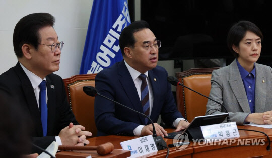 박홍근 더불어민주당 원내대표가 19일 국회에서 열린 당 최고위원회의에서 발언하고 있다.<연합뉴스>